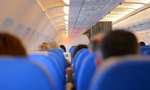 Traži odštetu od avio-kompanije jer je bila “u sendviču” između dva gojazna putnika FOTO