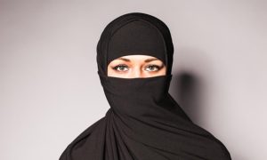 Stroga pravila o oblačenju: Žene bez hidžaba mogu dobiti do 15 godina zatvora