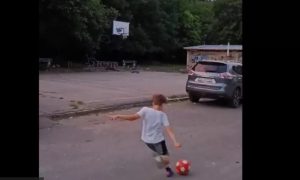Beogradski mališan postao poznat: Koš nogom koji je oduševio svijet VIDEO