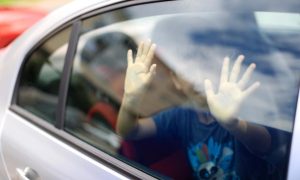 Roditelji ostavili djecu u vrelom vozilu: Umjesto da se zahvali, majka vrijeđala