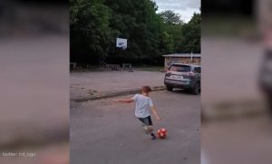 Prava majstorija: Dječak spustio loptu i spremio se da šutne – i njom da koš VIDEO