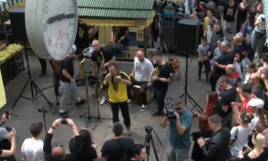 Dubioza Kolektiv na banjalučkoj Tržnici: Grupa razdrmala trgovce i kupce VIDEO