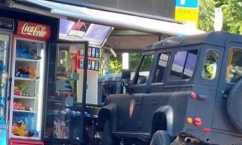 Džip Žandarmerije se zabio u kiosk: Povrijeđene tri osobe