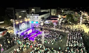 Brojni Prijedorčani uživali u dobroj muzici: Koncert gradskog hora na centralnom trgu