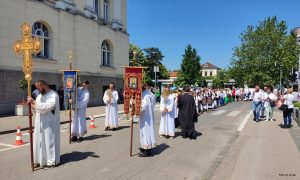 Okupili se vjernici: Spasovdanska litija oko Sabornog hrama u Banjaluci VIDEO