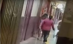 U noćni provod bez odobrenja: Majka žestoko kaznila ćerku pred svima VIDEO