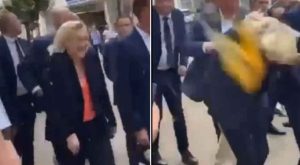 Incident u Francuskoj: Marin Le pen pogođena jajetom u lice VIDEO