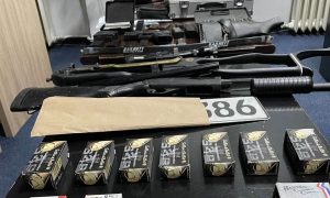 Pronađena veća količina oružja i municije: Policija traga za jednom osobom