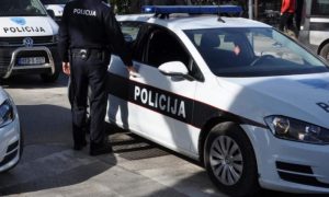Dvije osobe uhapšene, dvije pobjegle: Saobraćajka u BiH, udareno policijsko vozilo