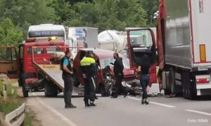 Put potpuno zakrčen: Šleper udario u automobil, pa na njih naletio još jedan kamion