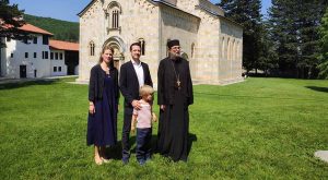 Sa suprugom i sinom: Princ Filip Karađorđević posjetio Visoke Dečane FOTO