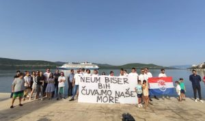 Organizovan protest: Građani Neuma upozoravaju na štetnost uplovljavanja kruzera