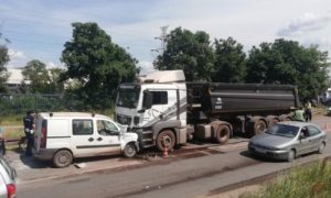 Saobraćajna nesreća sa tragičnim posljedicama: Poginuo vozač kombija
