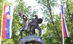 Herojska borba: Vučić položio vijenac na Spomenik junacima sa Košara