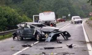 Automobil potpuno uništen: U saobraćajnoj nesreći povrijeđena jedna osoba