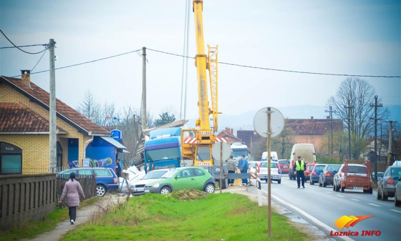 Automobil potpuno smrskan: Muškarac poginuo u sudaru sa kamionom VIDEO