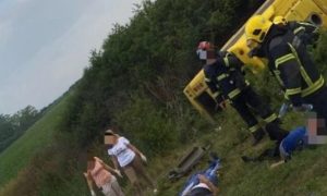 Minibus pun radnika sletio u jarak: Poginula jedna osoba, više povrijeđeno VIDEO