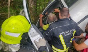 Intervenisali vatrogasci na Manjači: Vozač sletio u obližnju šumu FOTO