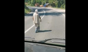 Starija žena ide sredinom puta: Po život opasna situacija na putevima BiH VIDEO