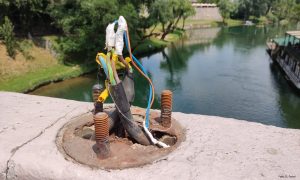 Opasnost na Gradskom mostu u Banjaluci: Umjesto lampe, vire žice pune struje