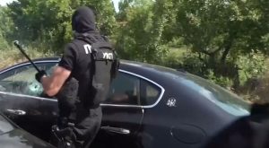 Dramatična akcija policije: Razbili stakla na “maseratiju” i izvukli osumnjičene VIDEO