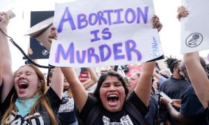 Protesti u mnogim gradovima: Odluka Vrhovnog suda o abortusu „zapalila“ SAD