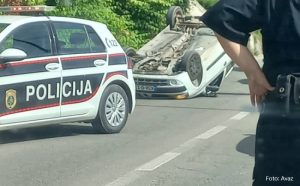 U saobraćajnoj nesreći jedna osoba povrijeđena: Vozilo završilo na krovu