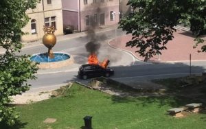 Vatrogasci ugasili požar: Izgorio automobil registarskih oznaka iz Srbije FOTO