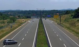 Ugrozio putnike na auto-putu Gradiška-Banjaluka: Čak 13 kilometara vozio u kontra smjeru VIDEO