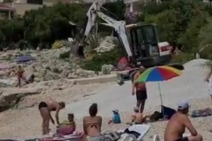Posjetioci plaže našli se u pravom čudu: Ljudi se kupaju, bager ravna šljunak VIDEO