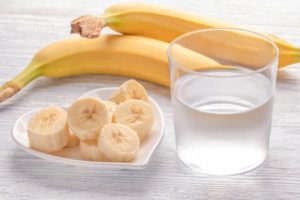 Velika promjena: Šta se događa ako ujutru pojedete bananu i popijete čašu mlake vode