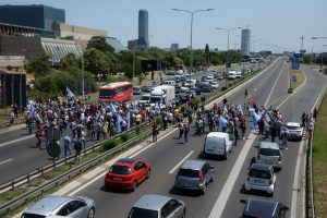 Blokirana Gazela: Radnici Fijata protestuju na auto-putu kroz Beograd