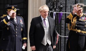 Neugodnost za Džonsona na službi za Elizabetu: Britanski premijer dočekan zvižducima VIDEO