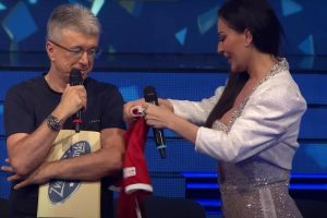 Pjevačica sve iznenadila: Ceca poklonila Saši Popoviću dres zeta Nemanje Gudelja