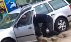 Policajci u Čeliću spašavali građane iz vodene bujice VIDEO