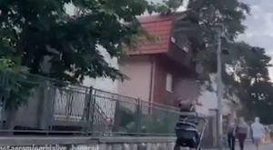 Prolaznici šokirano posmatrali jezivu scenu: Unosi se bebi u lice i izgovara strašne riječi VIDEO