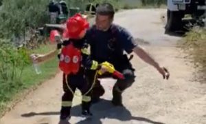 Mališa oduševio sve: Hrabri dječak odlučio pomoći tati vatrogascu VIDEO