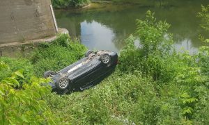 Automobil sletio u korito rijeke: Povrijeđena jedna osoba