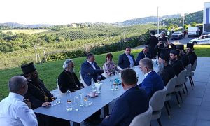 Patrijarh Porfirije u Laktašima, dočekao ga Milorad Dodik