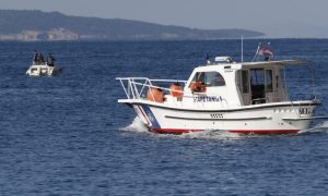Prevrnuo se gumeni čamac: Spasioci tragaju za dvije osobe