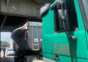 Kad vozač “udari” slabu procjenu: Kamion zapeo ispod nadvožnjaka u BiH FOTO / VIDEO