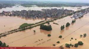 Obilne kiše izazvale poplave i klizišta u Kini: Stotine hiljada ljudi evakuisano