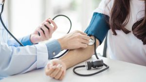 Stručnjaci smatraju: Krvni pritisak trebalo bi mjeriti na obje ruke