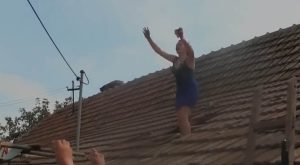 Slavlje izmaklo kontroli: Kuma se popela na krov pa bacala crijepove VIDEO
