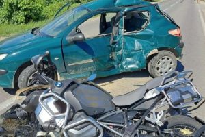 Teška saobraćajka: Dvije osobe povrijeđene, motor i automobil potpuno uništeni FOTO