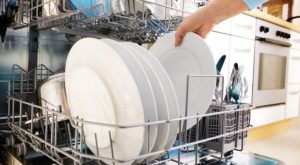 Mišljenje stručnjaka: Da li treba ispirati suđe prije stavljanja u mašinu