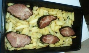 Jednostavan i ukusan ručak: Mladi krompir sa dimljenim vratom