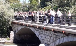 Bacali ruže u rijeku Bunu: Obilježeno 30 godina stradanja Srba Mostara i doline Neretve FOTO