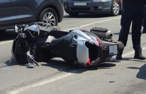 Teška saobraćajka: Motociklom se zabio u kombi, hitno prebačen u bolnicu