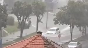 Nevrijeme prouzrokovalo poplave: Automobili se probijaju kroz vodu VIDEO